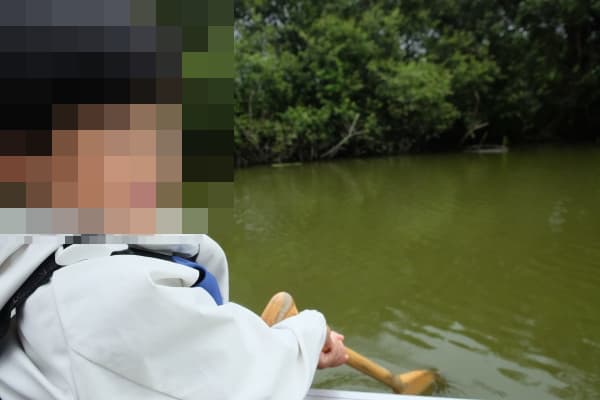 カヌーツアー中 子供もオールを持って漕ぐ様子