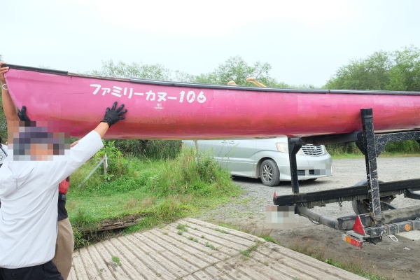 下船 カヌーは車で元の場所へ移動