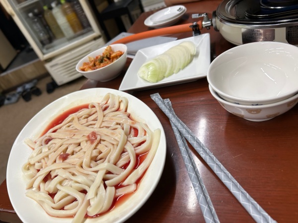 ジンギスカン鍋で煮るうどん