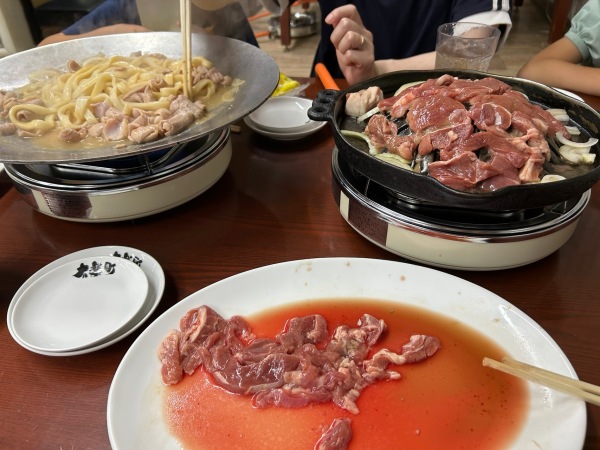 帯広ジンギスカン有楽町の名物、ジンギスカンとホルモンうどん
