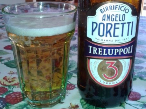 Birrificio Angelo Poretti 3 Luppoli のボトルとグラス