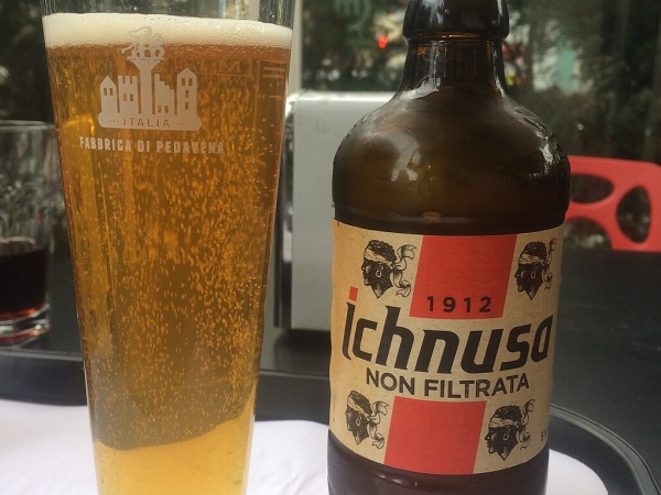 Ichnusa Non Filtrata のボトルとグラス。サルデーニャ島を代表する人気ラガー