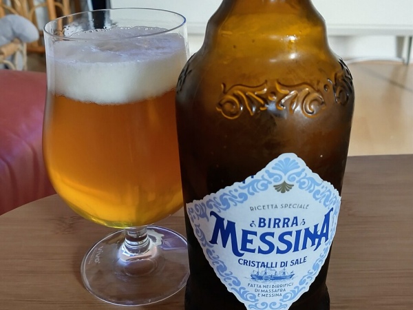 Birra Messina Cristalli di Sale のボトルとグラス。シチリア産海塩を用いた人気商品