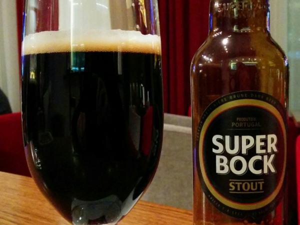 Super Bock Stout のボトルとグラス