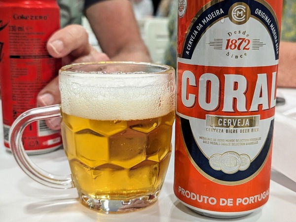 Coralの缶とグラス。マデイラ島の定番ラガー