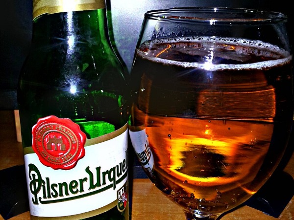 Pilsner Urquellのボトルとグラス
