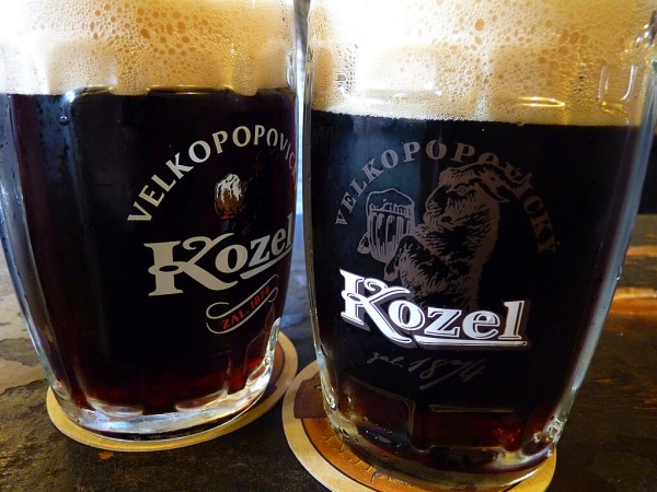 Velkopopovický Kozelのボトルとグラス