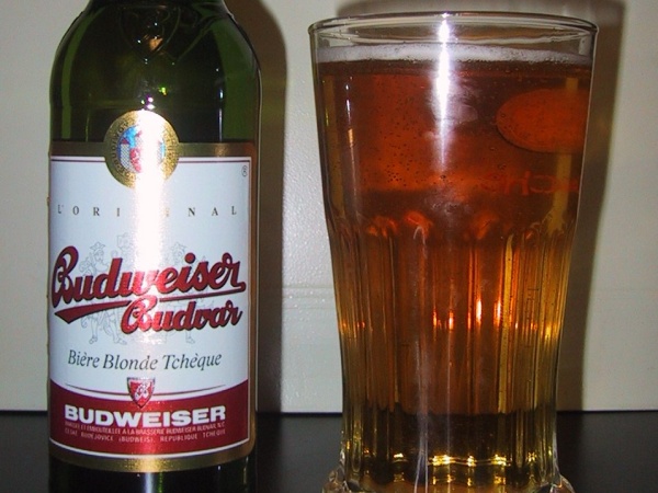 Budweiser Budvarのボトルとグラス