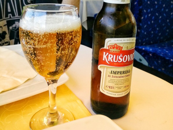 Krušoviceの缶とグラス