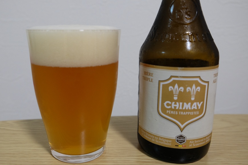 シメイ・ホワイトをグラスに注いだ様子