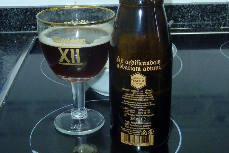 ウエストフレテレンのボトルとビールを注いだグラス