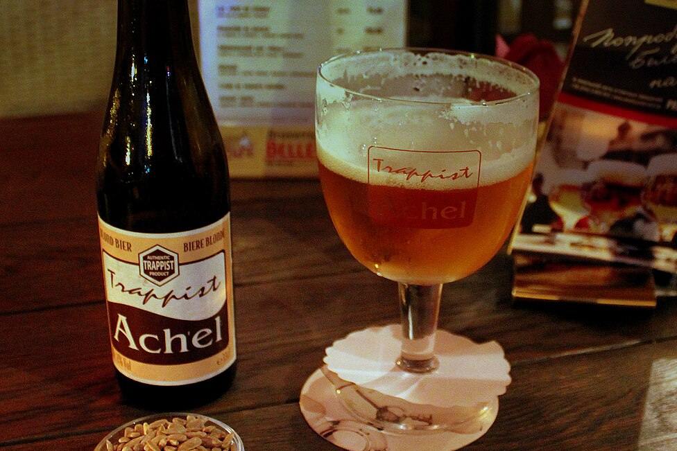 アヘルのボトルとグラス