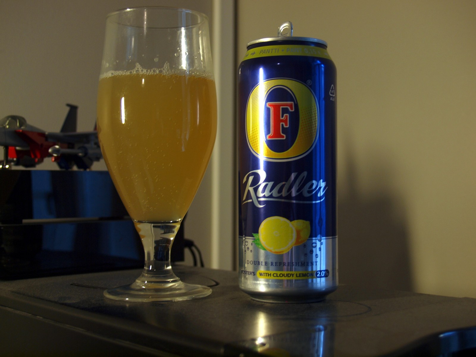 Foster's Radlerのグラスと缶