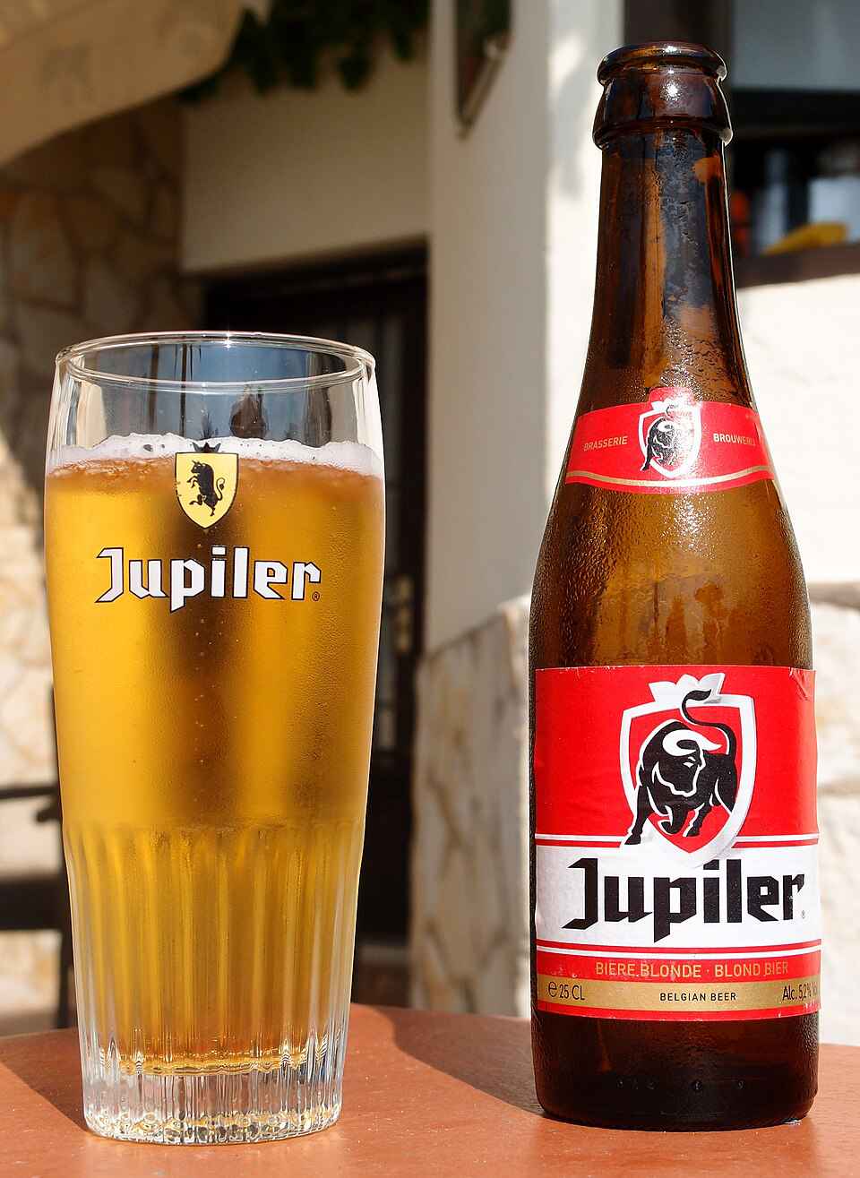 ジュピレールのビール瓶とグラス。ベルギー国内で最も飲まれるラガー