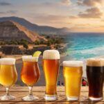 メキシコのビール文化 テオティワカンのピラミッドとカンクンのビーチを背景にビールグラスが並ぶ