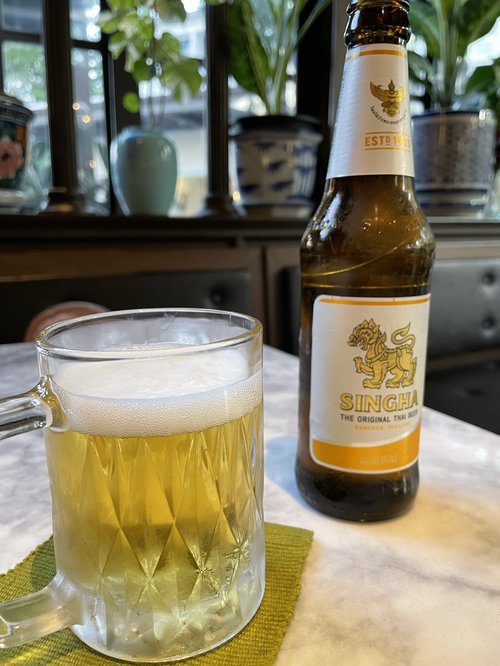 シンハービール（Singha Beer）の瓶とグラス