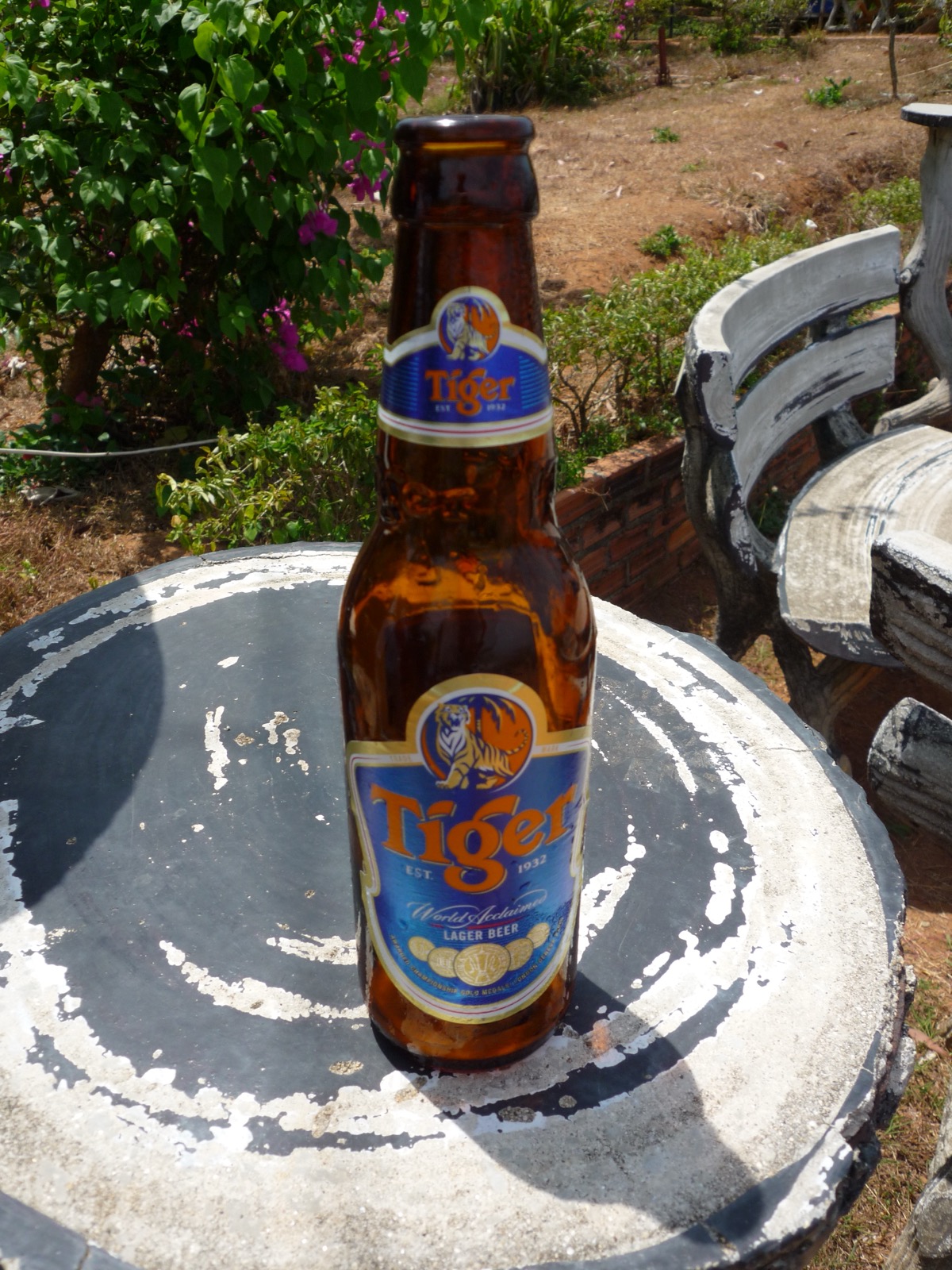 タイガービールのグラスと瓶