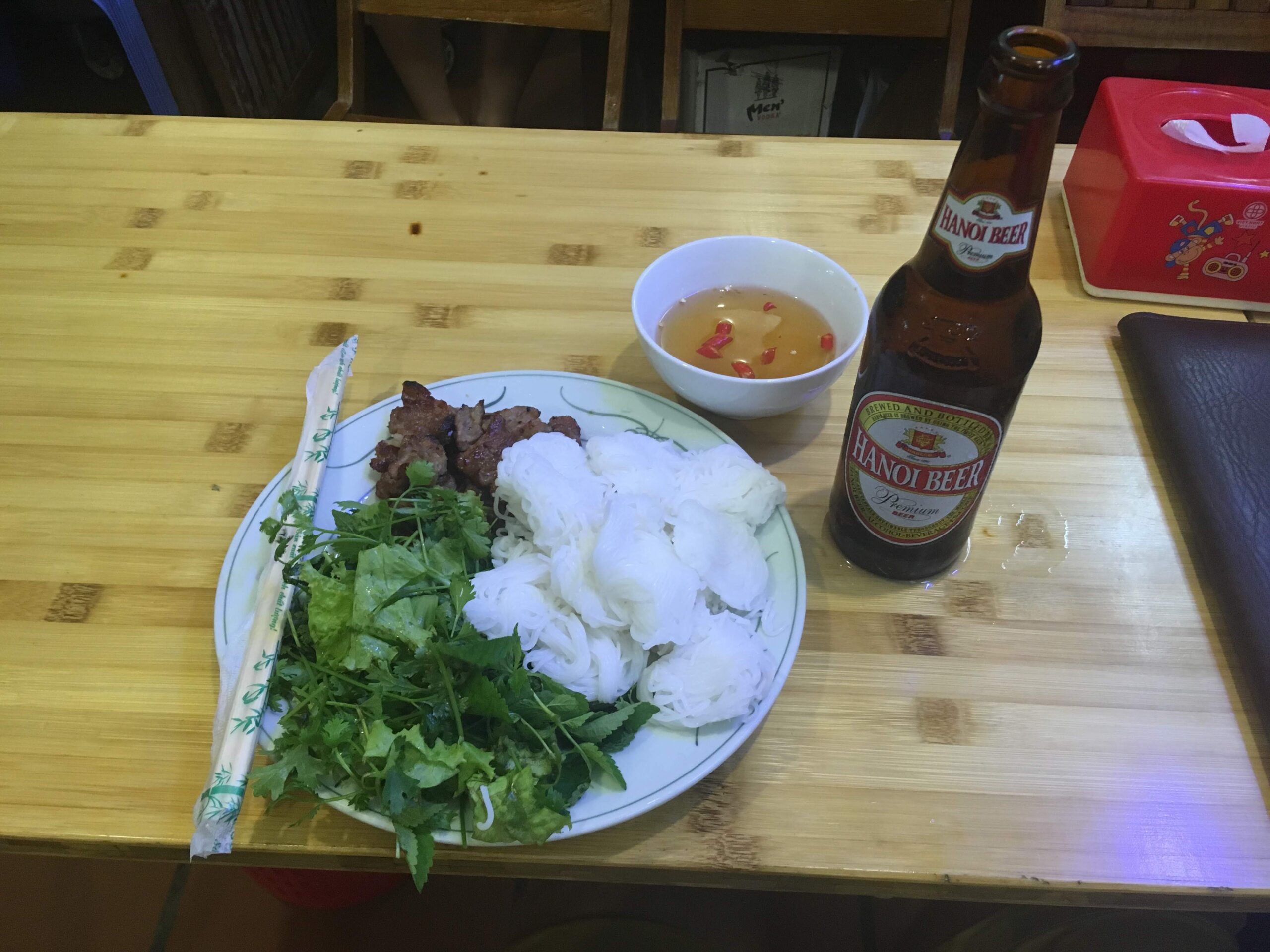 ハノイの食堂でのハノイビール（Hanoi Beer）