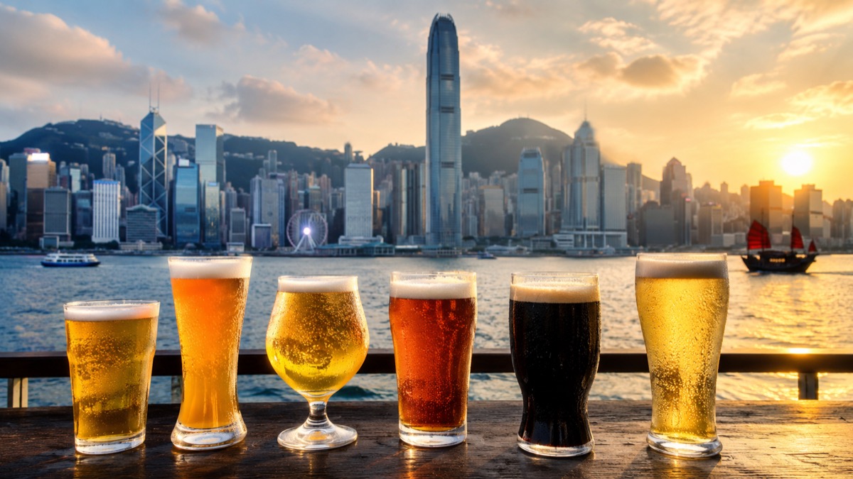 香港のランドマークを背景に冷えたビールグラスが並ぶシーン