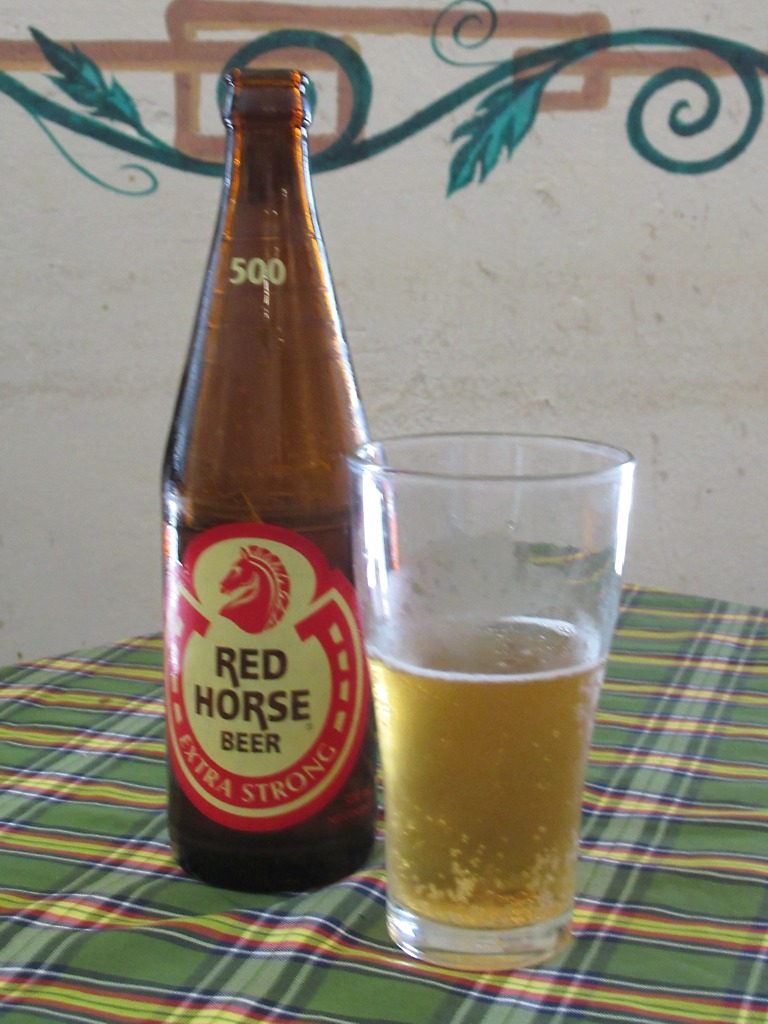 レッドホース・ビールのボトルと缶
