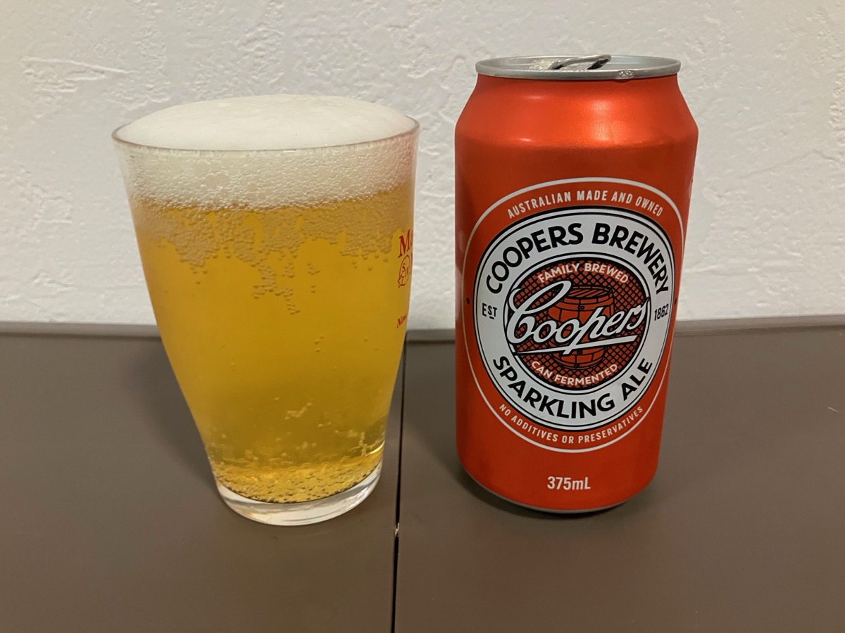 クーパーズ スパークリングエールの缶とグラス(筆者撮影)
