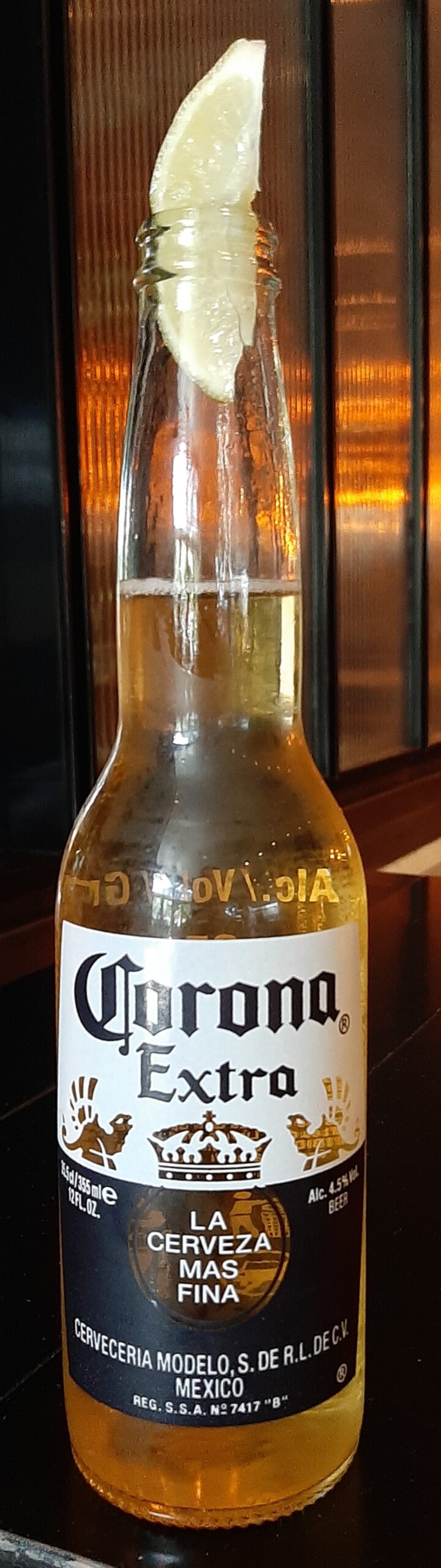 ライムを添えたCorona Extraのボトル