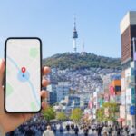 韓国ソウルの街並みとスマホの地図アプリ(韓国eSIMのイメージ)