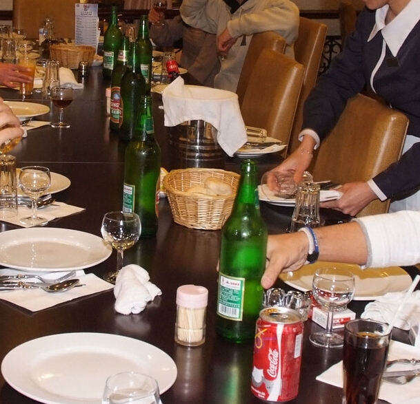 マカオのレストランの夕食に並ぶ青島ビールの大瓶(筆者撮影)
