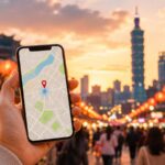 台北101と夜市の街並みとスマホの地図アプリ(台湾eSIMのイメージ)