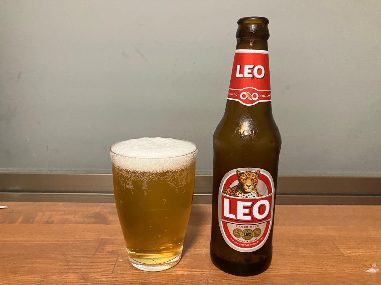 レオビールの瓶とグラスに注いだ黄金色のビール