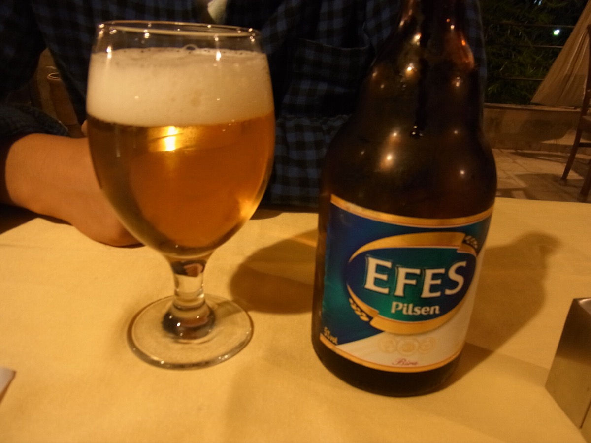 テラス席で飲んだエフェス・ピルセン(筆者撮影)