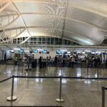 バリ島のングラ・ライ国際空港の到着ロビー