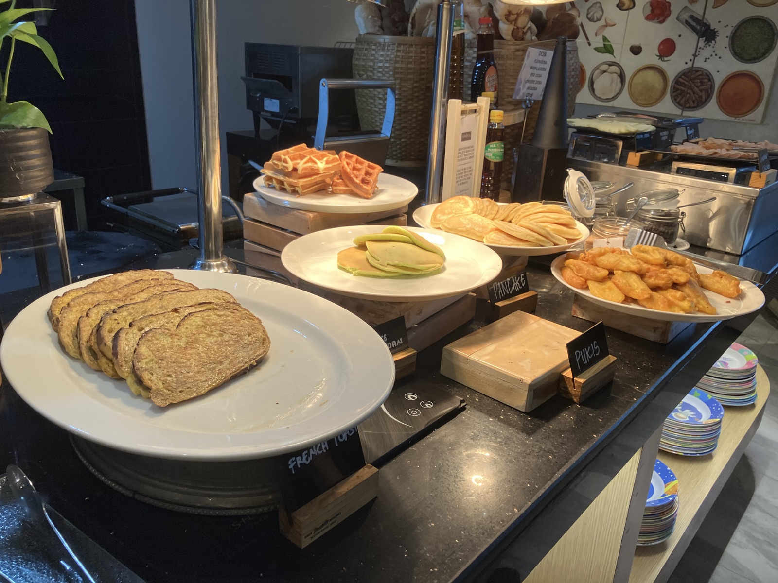 朝食ビュッフェのワッフルとパンケーキ