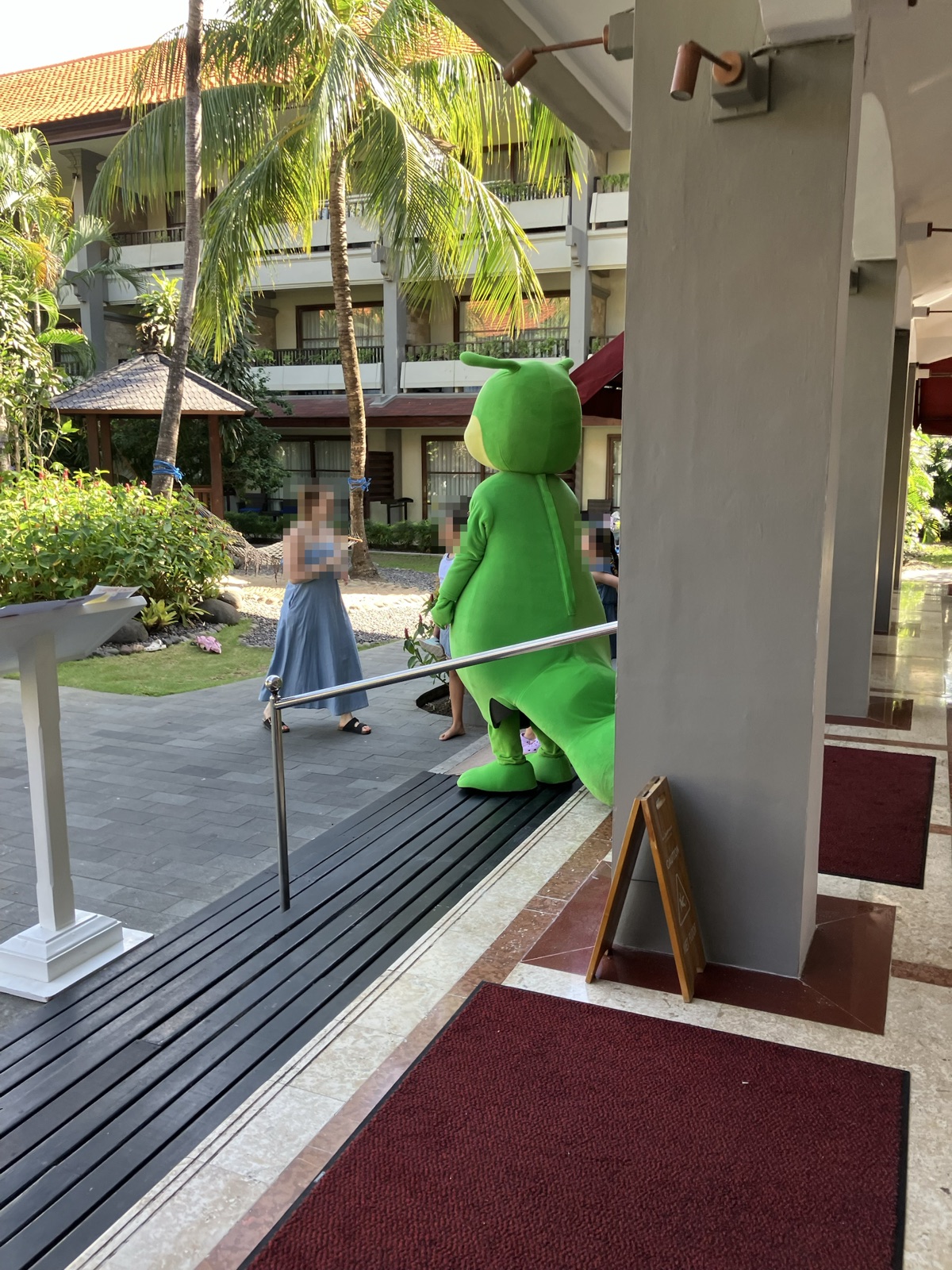 館内を歩くホテルの着ぐるみキャラクター
