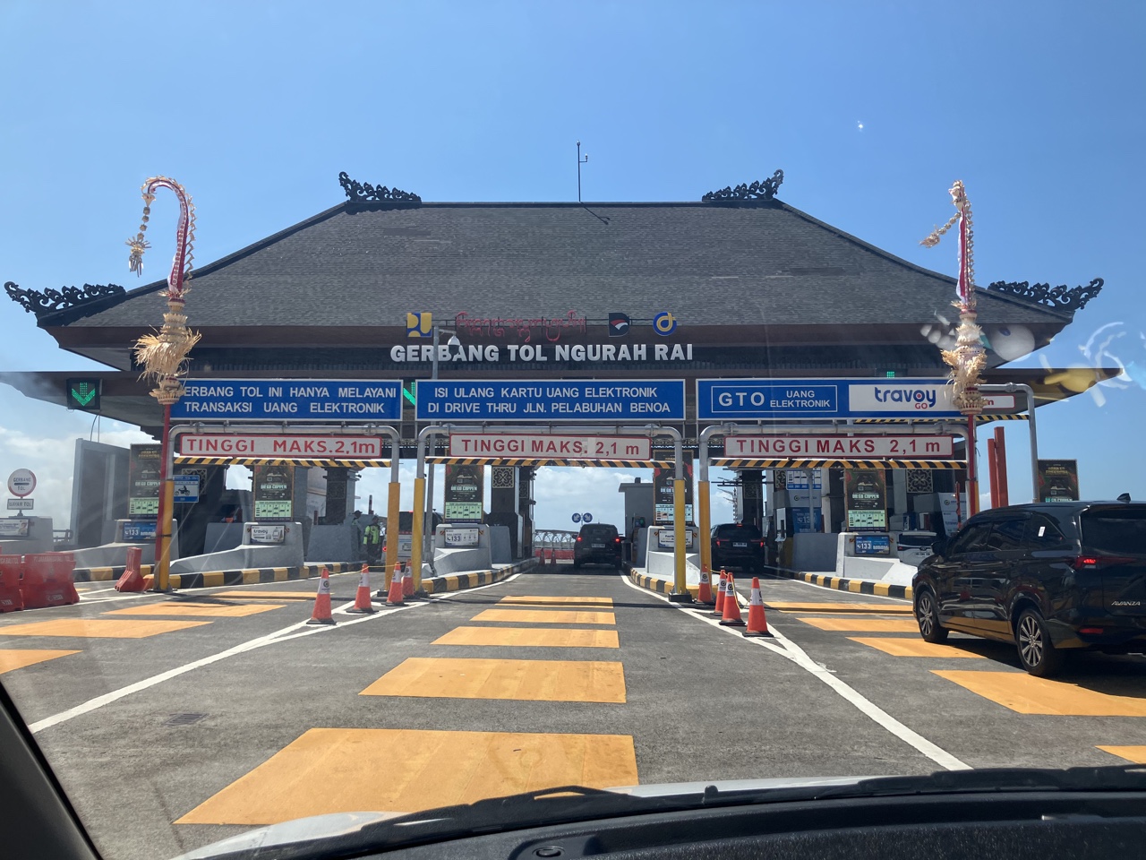 車から見たバリ島のングラ・ライ有料道路の料金所