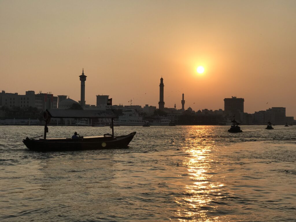 夕暮れのドバイ・クリークを進むアブラ船