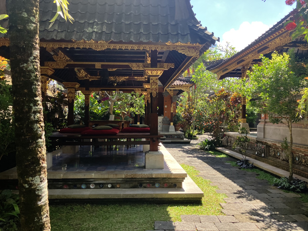 バリ様式の建物と緑に囲まれたドゥワラカ・ザ・ロイヤル・ヴィラズ
