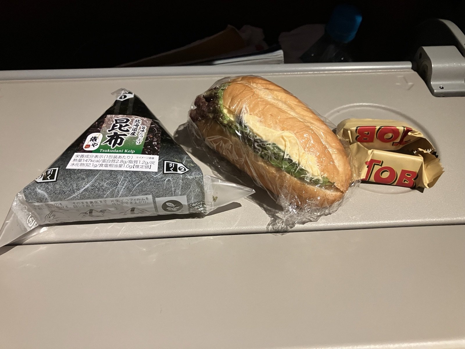 マレーシア航空エコノミー 機内食 軽食のおにぎりとサンドイッチ