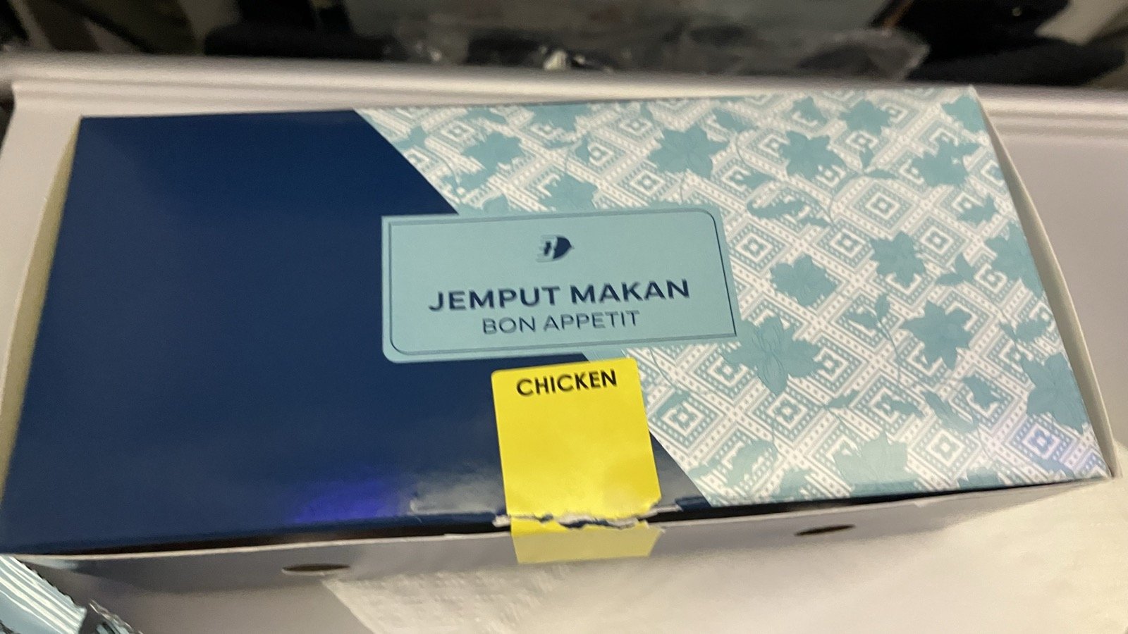 マレーシア航空エコノミー 機内食 カリーパフの箱