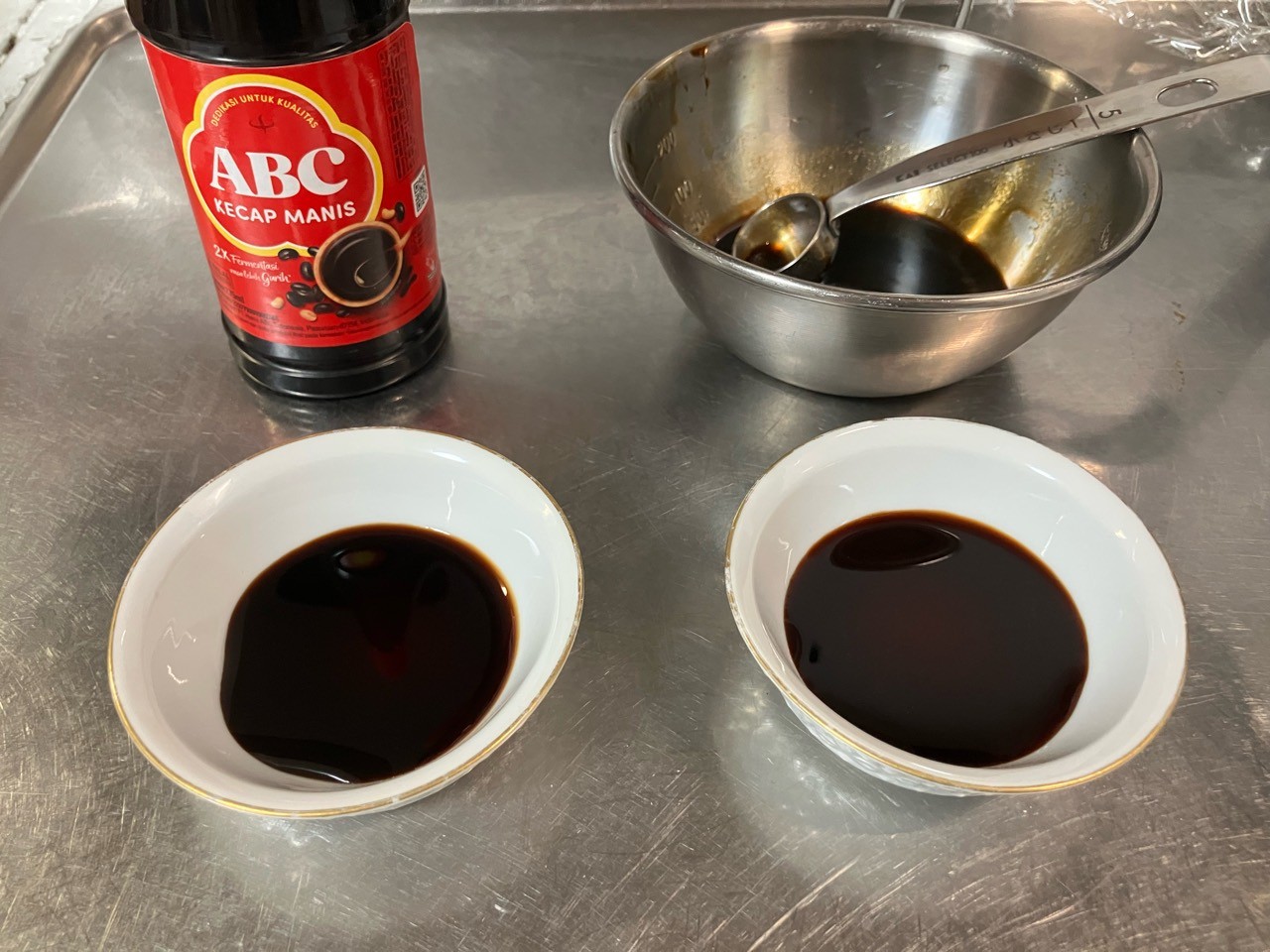 ABC Kecap Manisと黒糖と醤油の手作り代用品の色ととろみを比較