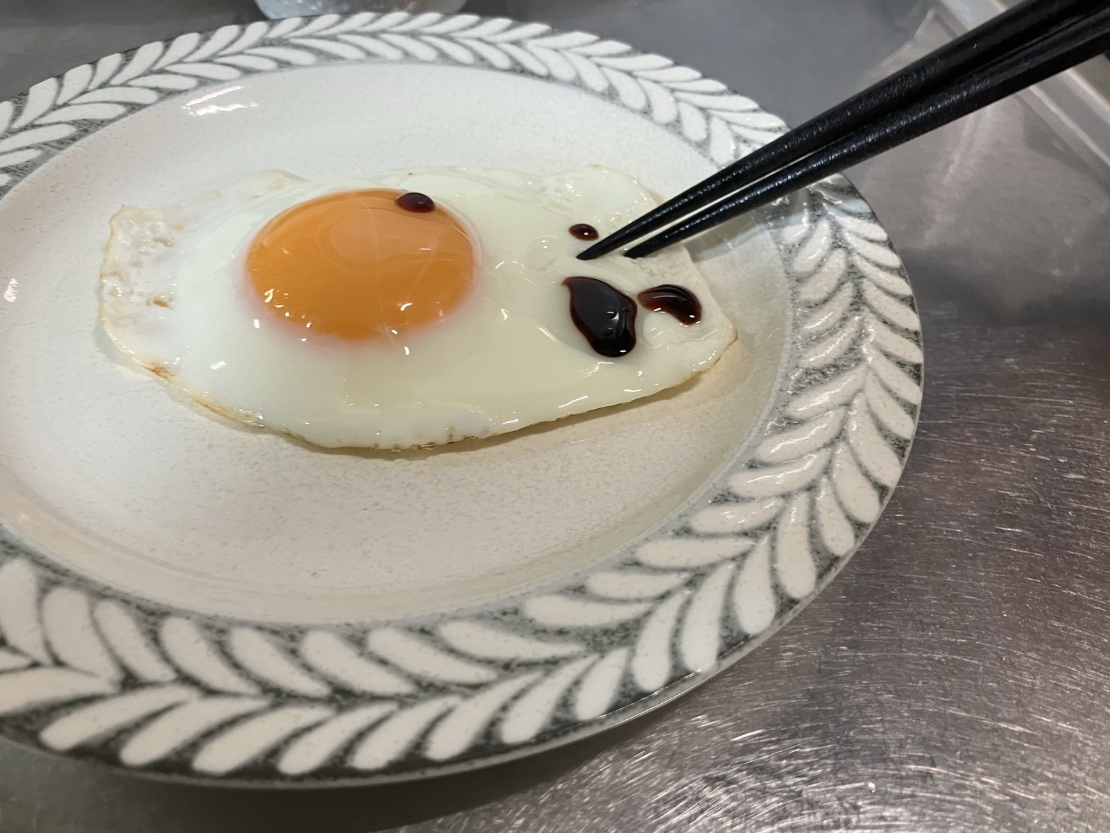 黒糖と醤油の手作り代用品をかけた目玉焼き