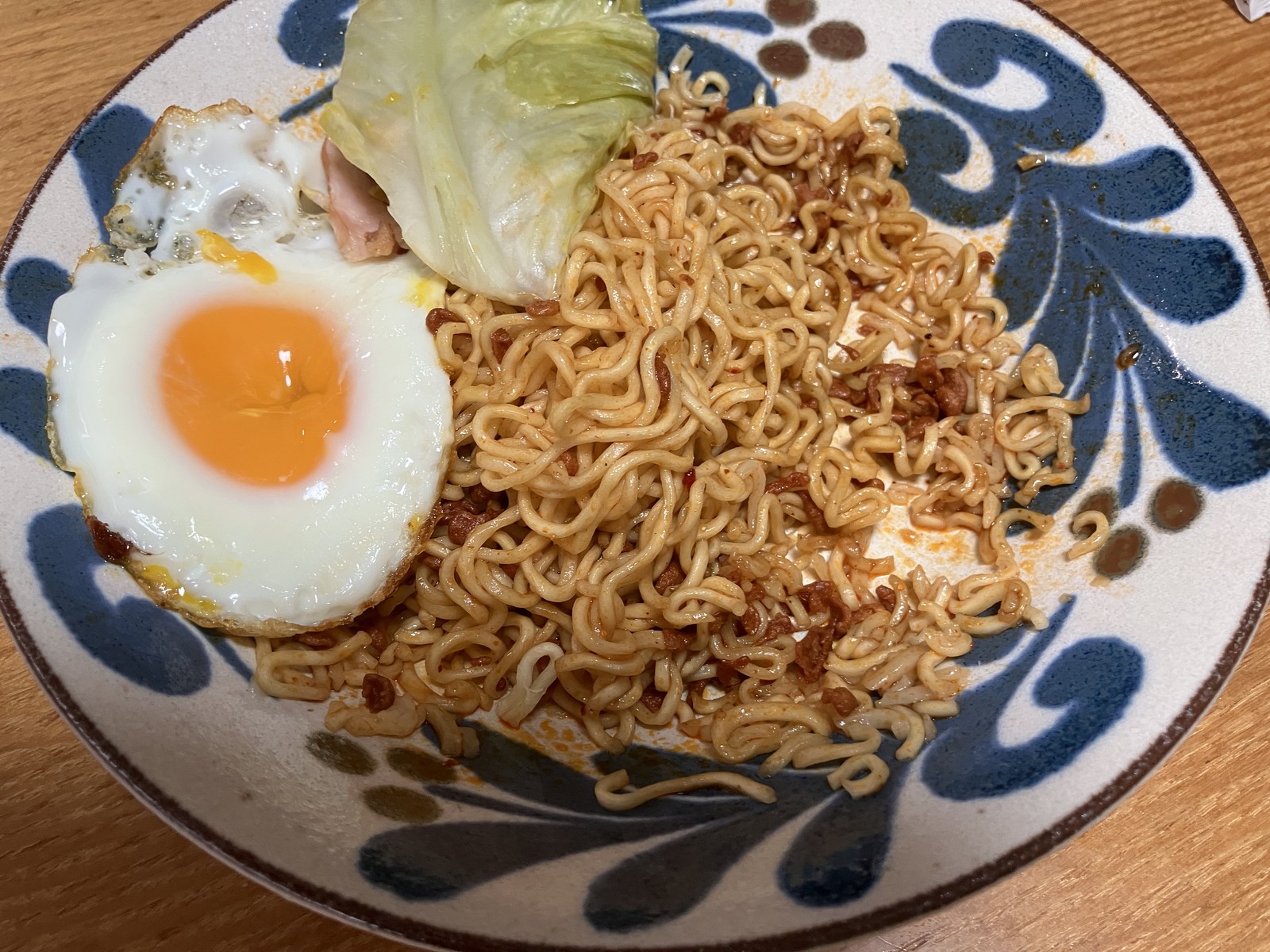 目玉焼きとレタスを添えたIndomie Kriuk Pedas 8x