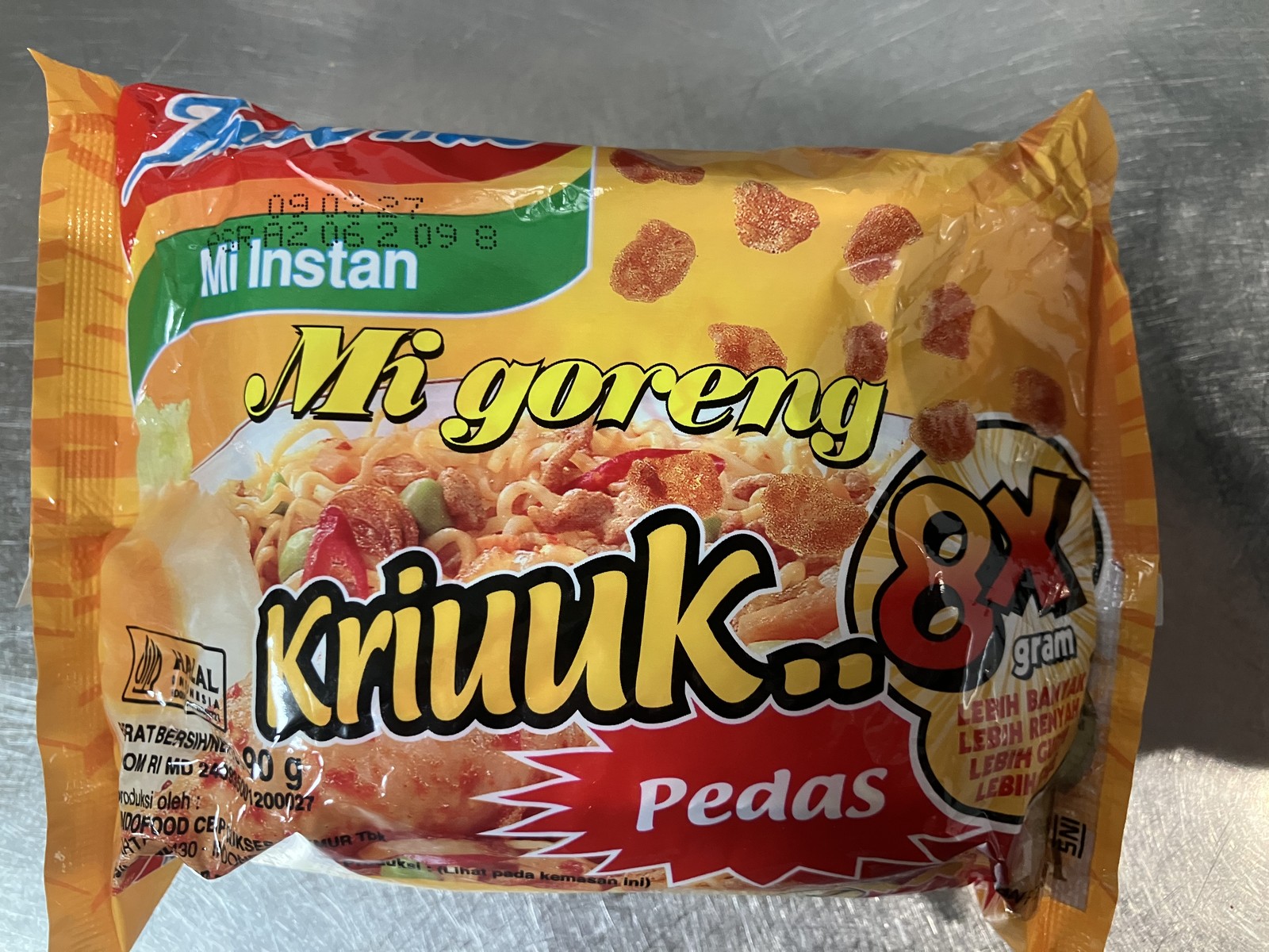 インドネシアで購入したIndomie Mi Goreng Kriuk Pedas 8xの袋