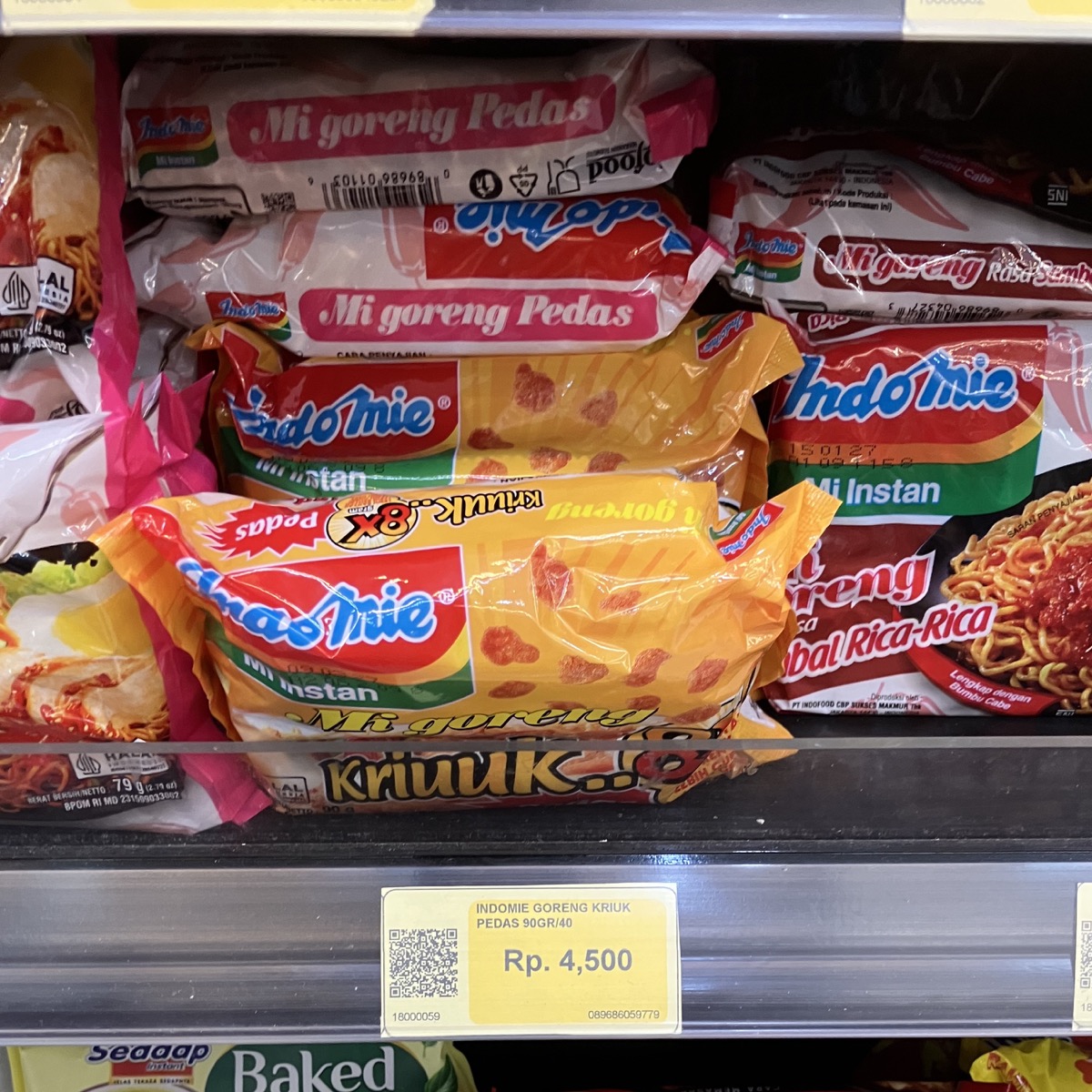 4,500ルピアの値札とIndomie Kriuk Pedas 8x