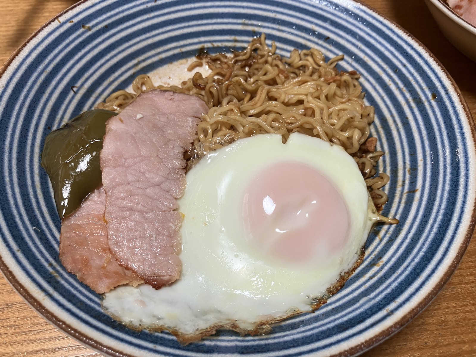 目玉焼きとハムを添えたIndomie Mi Goreng