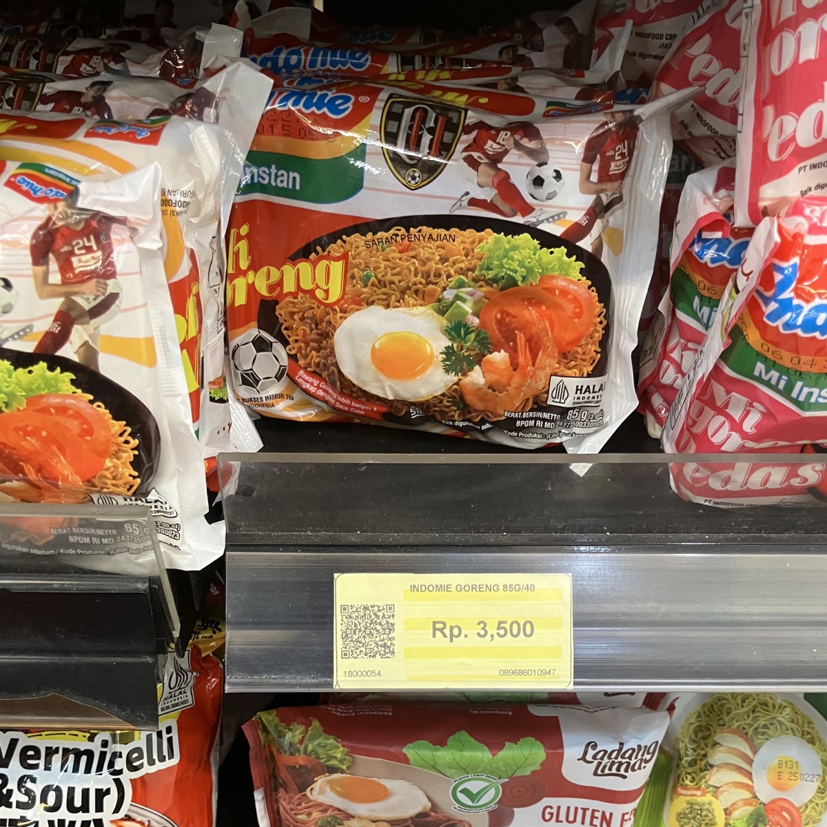 3,500ルピアの値札とIndomie Mi Goreng