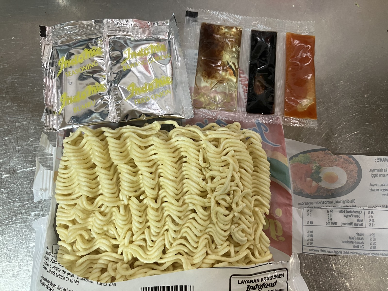 Indomie Mi Gorengに入っている麺と5種類の調味料