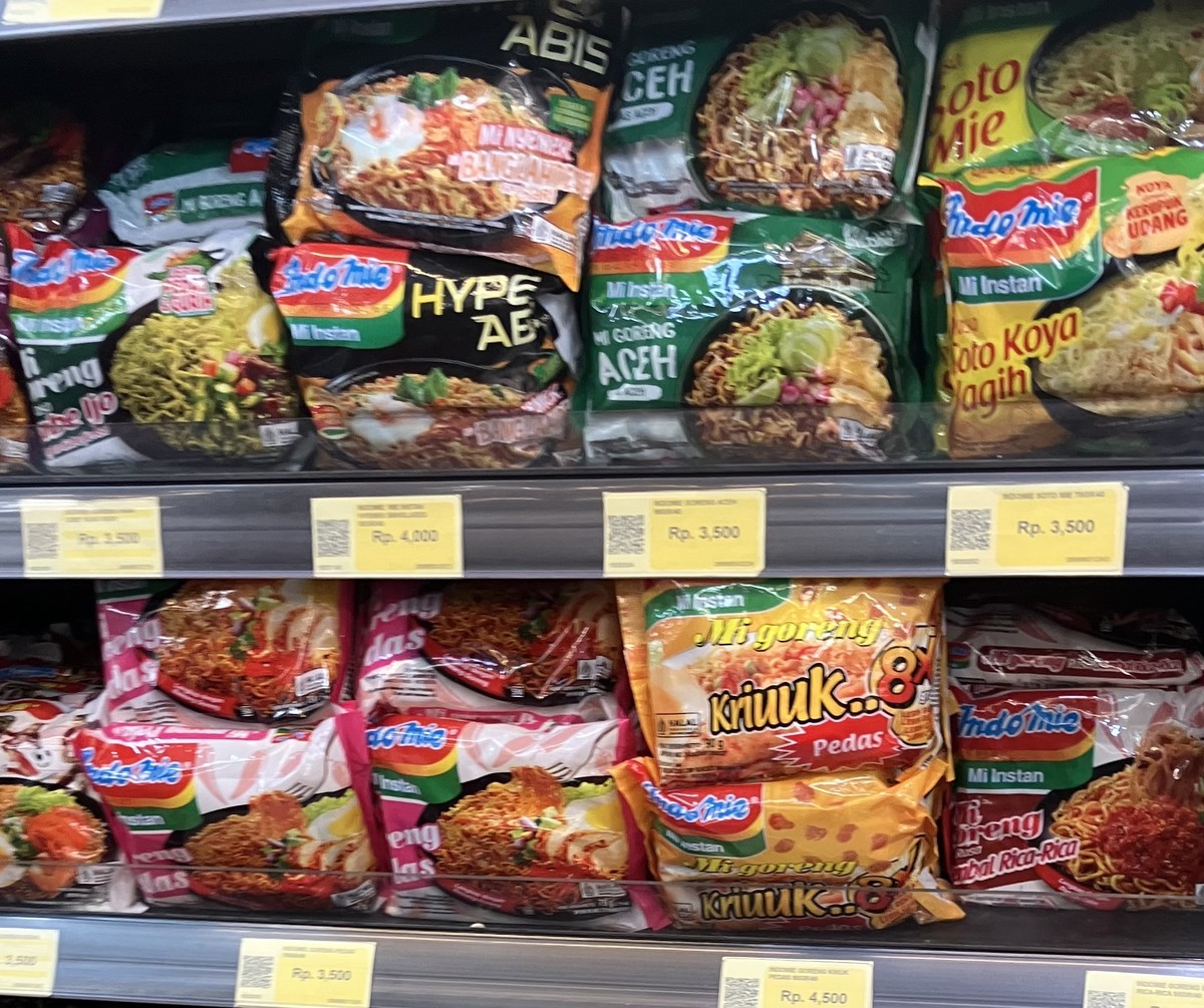 バリ島のスーパーに並ぶIndomieのインスタント麺