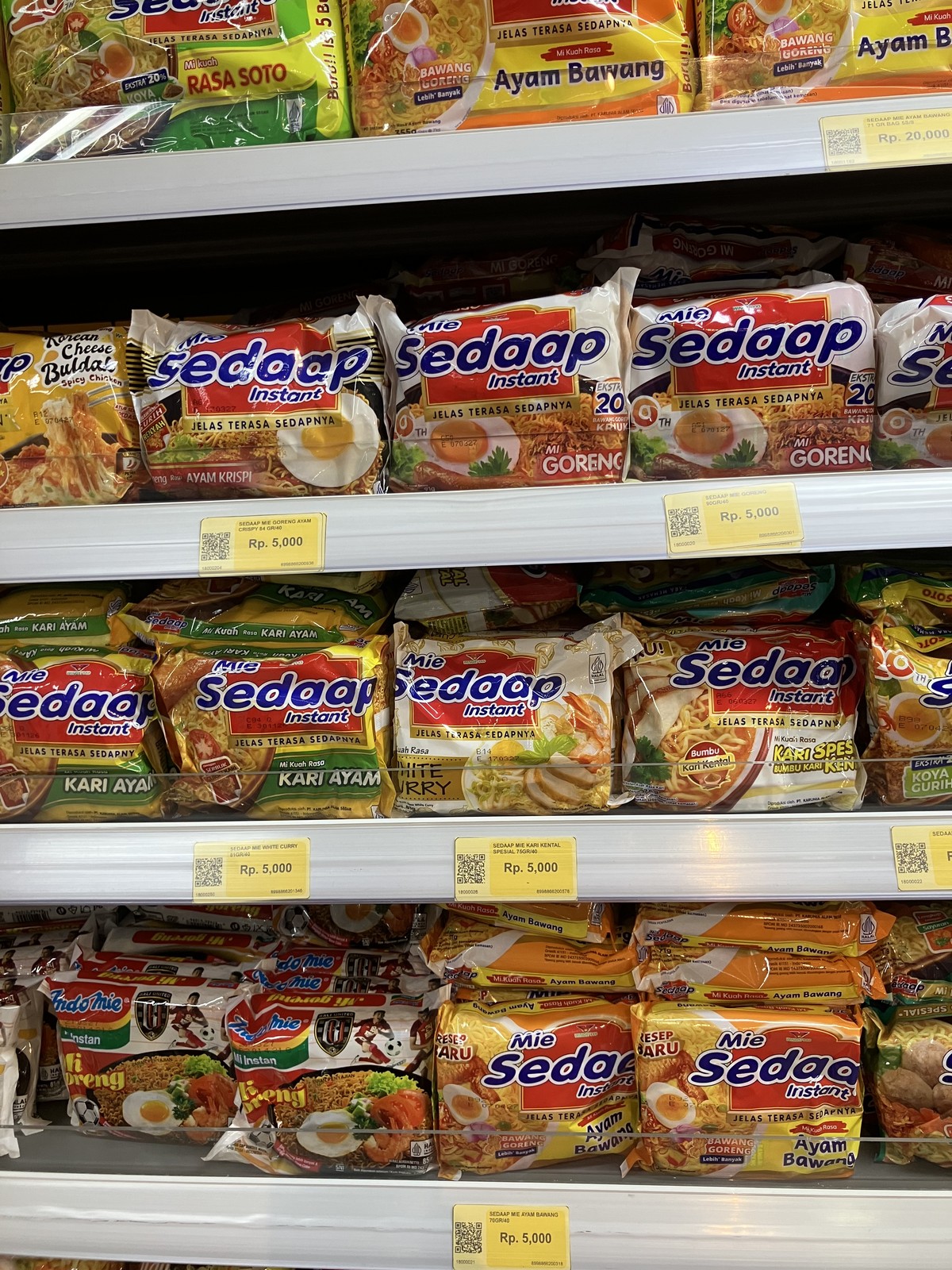 バリ島のスーパーに並ぶインドネシアのインスタント麺