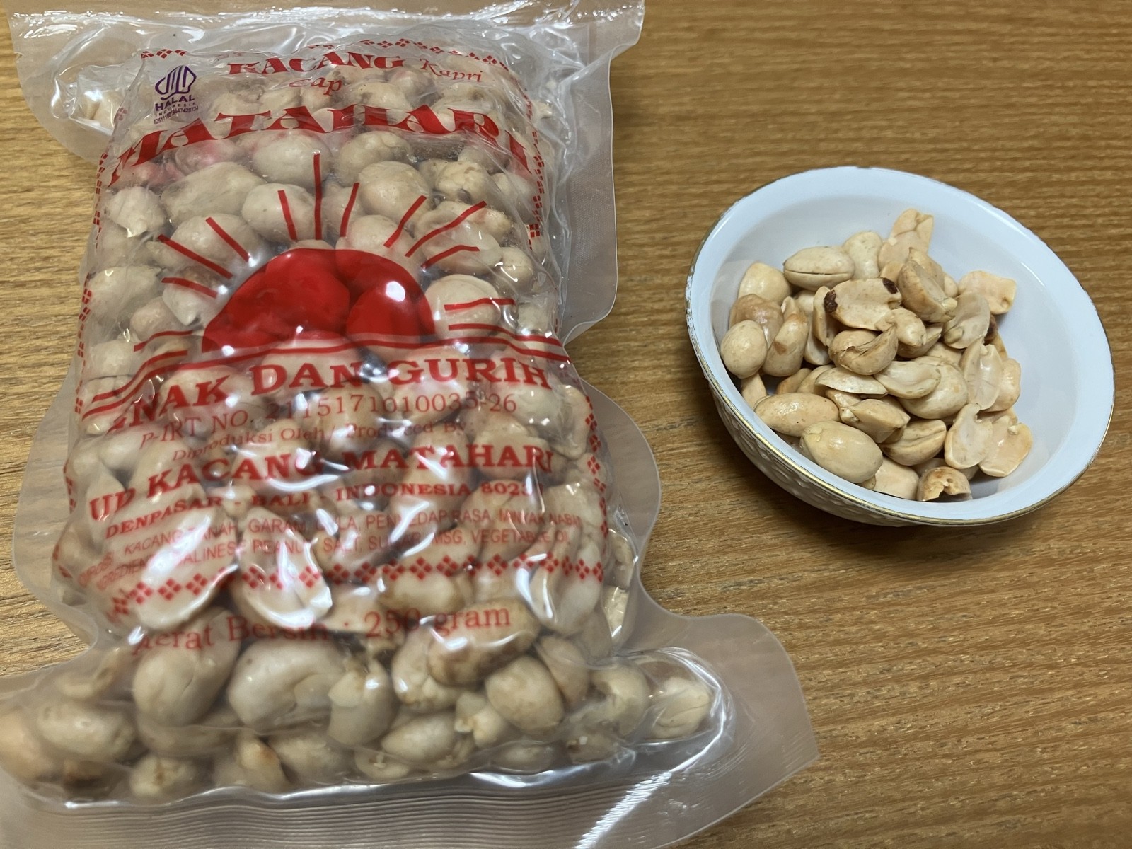 Kacang Matahariの袋と器に出したピーナッツ